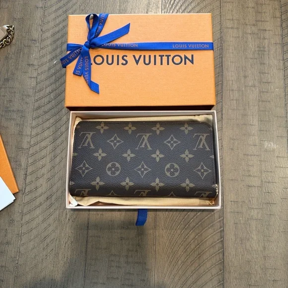 Authentic- BNWT Louis Vuitton Zippy Wallet - Picture 1 of 9
